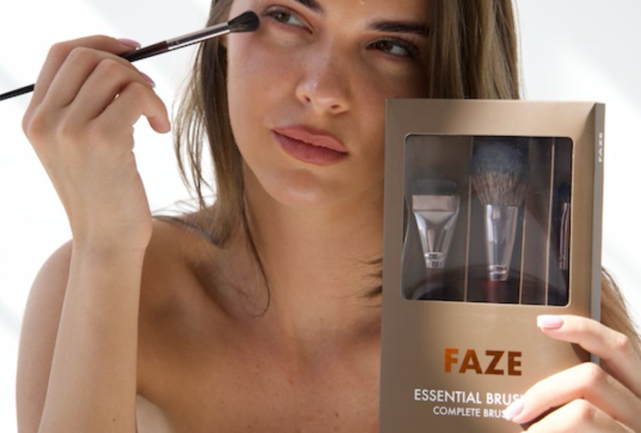 FAZEBEAUTY Essential Brush Kit in use